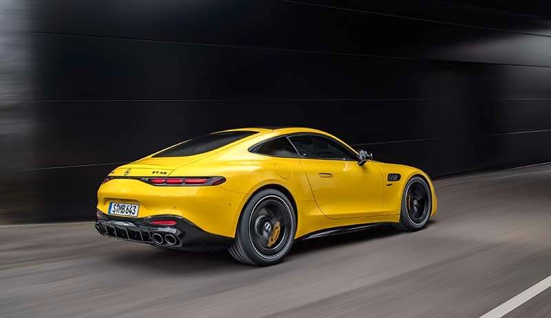 Mercedes-AMG GT 43; Exterieur: sonnengelb uni; Interieur: Leder Nappa sage grey (Energieverbrauch kombiniert 10,3 l/100 km, CO2-Emissionen kombiniert: 235 g/km, CO2-Klasse: G);Energieverbrauch kombiniert: 10,3 l/100 km, CO2-Emissionen kombiniert: 235 g/km, CO2-Klasse: G

Mercedes-AMG GT 43; Exterior: sun yellow; Interior: Nappa Leather sage grey/black (energy consumption, combined 10,3 l/100 km, CO₂ emissions combined: 235 g/km, CO₂-class: G);Combined energy consumption 10.3 l/100 km, combined CO2 emissions 235 g/km, CO2 class G