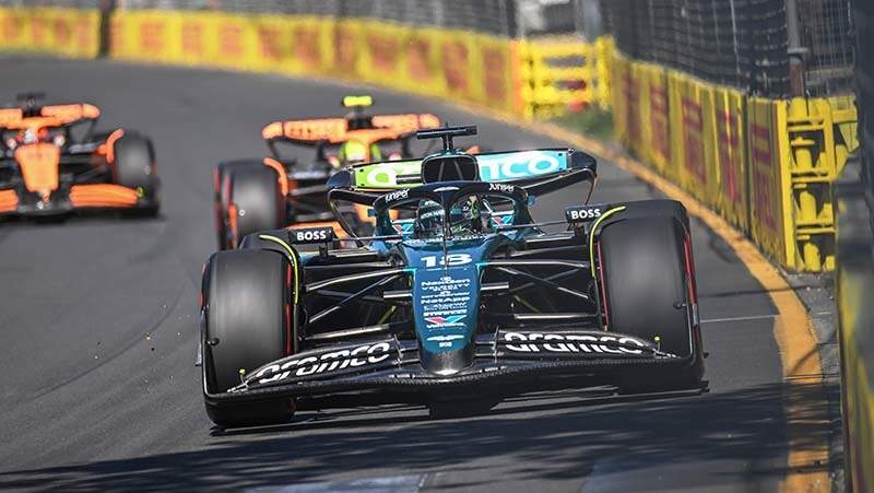 MELBOURNE GRAND PRIX CIRCUIT, AUSTRALIA - MARCH 24: Lance Stroll, Aston Martin AMR24, leads Lando Norris, McLaren MCL38 during the Australian GP at Melbourne Grand Prix Circuit on Sunday March 24, 2024 in Melbourne, Australia. (Photo by Sam Bagnall / LAT Images)