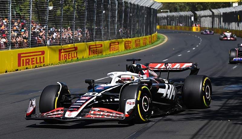 MELBOURNE GRAND PRIX CIRCUIT, AUSTRALIA - MARCH 24: Kevin Magnussen, Haas VF-24, leads Esteban Ocon, Alpine A524, and Nico Hulkenberg, Haas VF-24 during the Australian GP at Melbourne Grand Prix Circuit on Sunday March 24, 2024 in Melbourne, Australia. (Photo by Sam Bagnall / LAT Images)