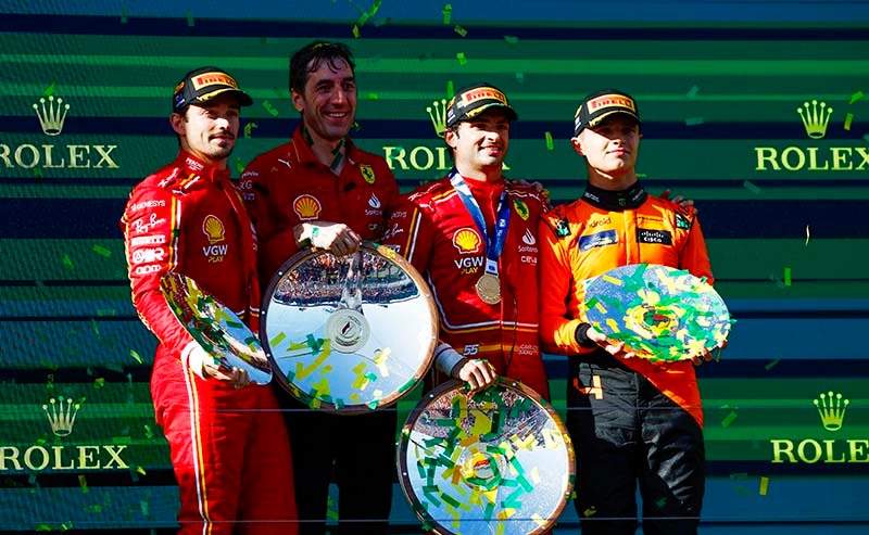 MELBOURNE GRAND PRIX CIRCUIT, AUSTRALIA - MARCH 24: Charles Leclerc, Scuderia Ferrari, 2nd position, Carlos Sainz, Scuderia Ferrari, 1st position, and Lando Norris, McLaren F1 Team, 3rd position, on the podium during the Australian GP at Melbourne Grand Prix Circuit on Sunday March 24, 2024 in Melbourne, Australia. (Photo by Zak Mauger / LAT Images)