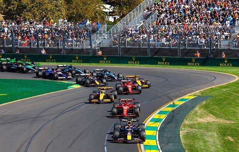 MELBOURNE GRAND PRIX CIRCUIT, AUSTRALIA - MARCH 24: Max Verstappen, Red Bull Racing RB20, leads Carlos Sainz, Ferrari SF-24, Lando Norris, McLaren MCL38, Charles Leclerc, Ferrari SF-24, Oscar Piastri, McLaren MCL38, and the rest of the field at the start during the Australian GP at Melbourne Grand Prix Circuit on Sunday March 24, 2024 in Melbourne, Australia. (Photo by Sam Bloxham / LAT Images)