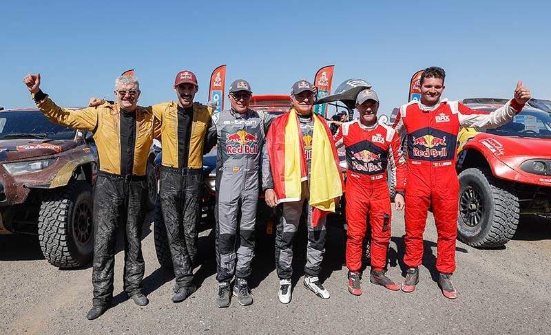 221 DE MEVIUS Guillaume (bel), PANSERI Xavier (fra), Overdrive Racing, Toyota Hilux, FIA Ultimate, 204 SAINZ Carlos (spa), CRUZ Lucas (spa), Team Audi Sport, Audi RS Q E-Tron E2, FIA Ultimate, FIA W2RC, 203 LOEB Sébastien (fra), LURQUIN Fabian (bel), Bahrain Raid Xtreme, Prodrive Hunter, FIA Ultimate, portrait finish line, arrivee, during the Stage 3 of the Dakar 2024 on January 8, 2024 between Al Duwadimi and Al Salamiya, Saudi Arabia