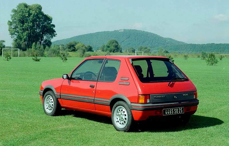 Peugeot 205 GTI garÈe sur un terrain de football en 1985. Utilisation Èditoriale uniquement, nous contacter pour toute autre utilisation