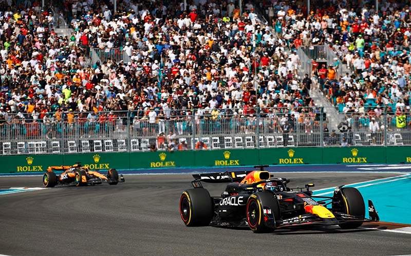 MIAMI, FLORIDA - MAY 05: Max Verstappen of the Netherlands driving the (1) Oracle Red Bull Racing RB20 leads Oscar Piastri of Australia driving the (81) McLaren MCL38 Mercedes on track during the F1 Grand Prix of Miami at Miami International Autodrome on May 05, 2024 in Miami, Florida. (Photo by Chris Graythen/Getty Images) // Getty Images / Red Bull Content Pool // SI202405053272 // Usage for editorial use only //