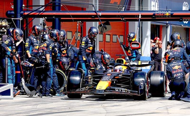 IMOLA, ITALY - MAY 19: Max Verstappen of the Netherlands driving the (1) Oracle Red Bull Racing RB20 makes a pitstop during the F1 Grand Prix of Emilia-Romagna at Autodromo Enzo e Dino Ferrari Circuit on May 19, 2024 in Imola, Italy. (Photo by Mark Thompson/Getty Images) // Getty Images / Red Bull Content Pool // SI202405190443 // Usage for editorial use only //