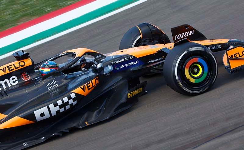 AUTODROMO INTERNAZIONALE ENZO E DINO FERRARI, ITALY - MAY 17: Oscar Piastri, McLaren MCL38 during the Emilia Romagna GP at Autodromo Internazionale Enzo e Dino Ferrari on Friday May 17, 2024 in imola, Italy. (Photo by Zak Mauger / LAT Images)