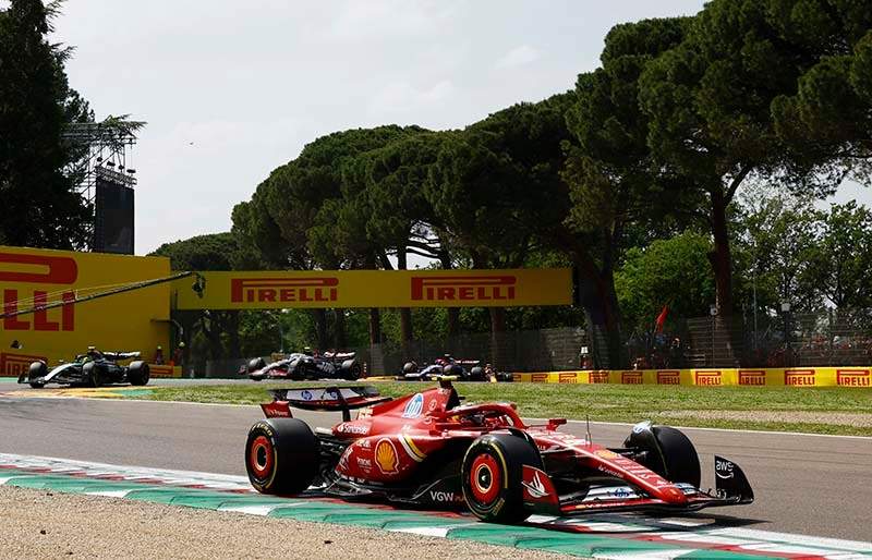 AUTODROMO INTERNAZIONALE ENZO E DINO FERRARI, ITALY - MAY 19: Carlos Sainz, Ferrari SF-24, leads Oscar Piastri, McLaren MCL38, and George Russell, Mercedes F1 W15 during the Emilia Romagna GP at Autodromo Internazionale Enzo e Dino Ferrari on Sunday May 19, 2024 in imola, Italy. (Photo by Zak Mauger / LAT Images)