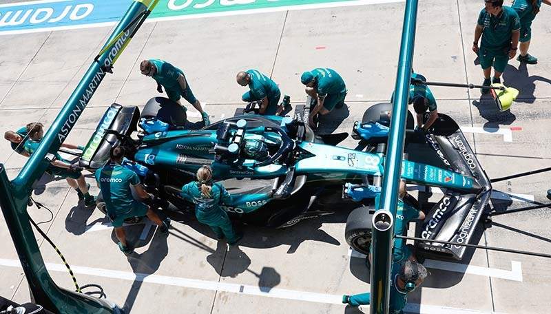 AUTODROMO INTERNAZIONALE ENZO E DINO FERRARI, ITALY - MAY 18: Mechanics work on the car of Lance Stroll, Aston Martin AMR24, in the pit lane during the Emilia Romagna GP at Autodromo Internazionale Enzo e Dino Ferrari on Saturday May 18, 2024 in imola, Italy. (Photo by Steven Tee / LAT Images)