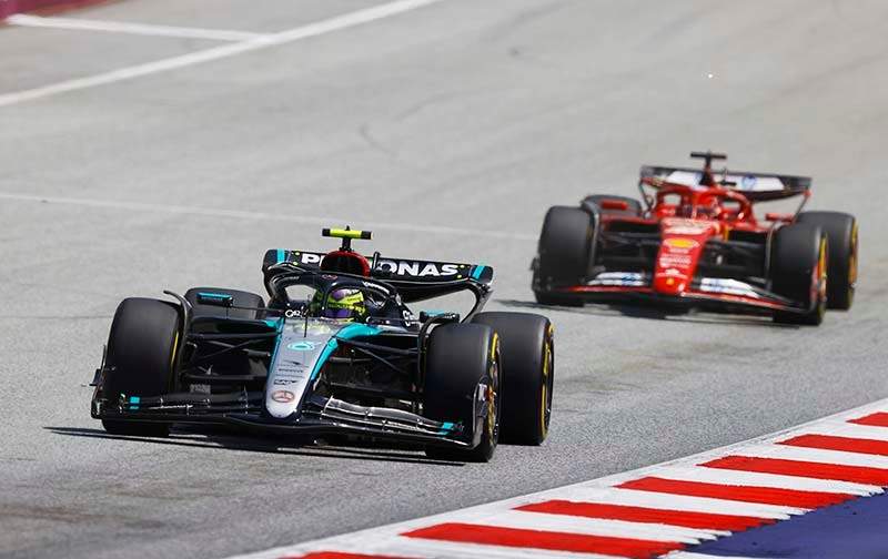 RED BULL RING, AUSTRIA - JUNE 29: Sir Lewis Hamilton, Mercedes F1 W15, leads Charles Leclerc, Ferrari SF-24 during the Austrian GP at Red Bull Ring on Saturday June 29, 2024 in Spielberg, Austria. (Photo by Andy Hone / LAT Images)