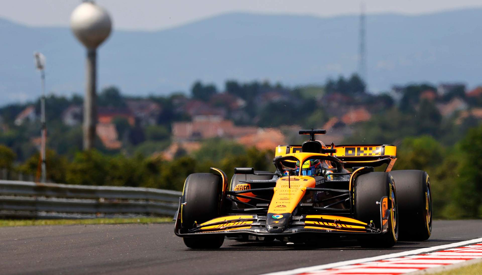 HUNGARORING, HUNGARY - JULY 19: Oscar Piastri, McLaren MCL38 during the Hungarian GP at Hungaroring on Friday July 19, 2024 in Budapest, Hungary. (Photo by Andy Hone / LAT Images)