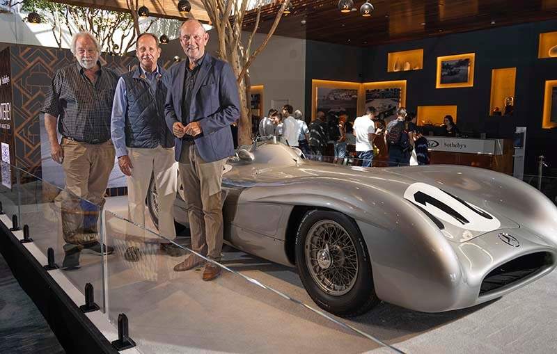 Highlight der Pebble Beach Automotive Week 2024: Der Mercedes-Benz Silberpfeil W 196 R, der voraussichtlich gegen Ende des Jahres für eine Auktion im Mercedes-Benz Museum vorgesehen ist, zusammen mit Rob Myers, Chairman und CEO der RM Group of Companies, Joe Hale, Direktor des Indianapolis Motor Speedway Museums und Marcus Breitschwerdt, CEO Mercedes-Benz Heritage GmbH (von links nach rechts). 

Pebble Beach Automotive Week 2024 Highlight: The Mercedes-Benz Silver Arrow W 196 R, expected to be auctioned towards the end of the year at the Mercedes-Benz Museum, here together with Rob Myers, Chairman and CEO of the RM Group of Companies, Joe Hale, President Indianapolis Motor Speedway Museum and Marcus Breitschwerdt, CEO Mercedes-Benz Heritage GmbH (from left to right).