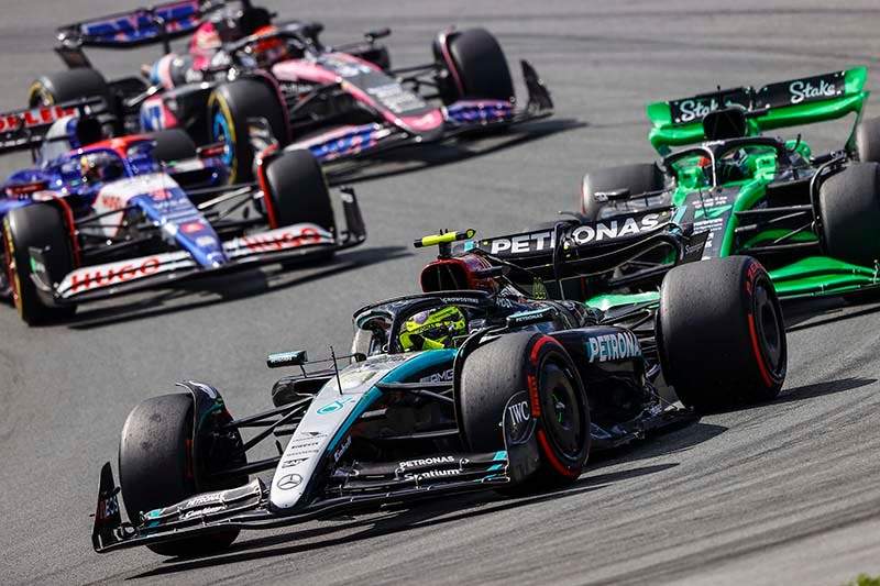 CIRCUIT ZANDVOORT, NETHERLANDS - AUGUST 25: Sir Lewis Hamilton, Mercedes F1 W15, leads Valtteri Bottas, Stake F1 Team KICK Sauber C44, Daniel Ricciardo, VCARB 01, and Esteban Ocon, Alpine A524 during the Dutch GP at Circuit Zandvoort on Sunday August 25, 2024 in North Holland, Netherlands. (Photo by Andy Hone / LAT Images)