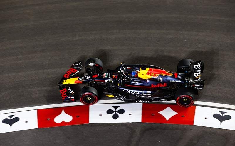 STREETS OF LAS VEGAS, UNITED STATES OF AMERICA - NOVEMBER 21: Max Verstappen, Red Bull Racing RB20 during the Las Vegas GP at Streets of Las Vegas on Thursday November 21, 2024, United States of America. (Photo by Zak Mauger / LAT Images)
