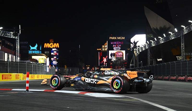STREETS OF LAS VEGAS, UNITED STATES OF AMERICA - NOVEMBER 22: Oscar Piastri, McLaren MCL38 during the Las Vegas GP at Streets of Las Vegas on Friday November 22, 2024, United States of America. (Photo by Simon Galloway / LAT Images)