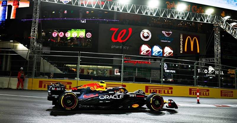 LAS VEGAS, NEVADA - NOVEMBER 23: Sergio Perez of Mexico driving the (11) Oracle Red Bull Racing RB20 on track during the F1 Grand Prix of Las Vegas at Las Vegas Strip Circuit on November 23, 2024 in Las Vegas, Nevada. (Photo by Chris Graythen/Getty Images) // Getty Images / Red Bull Content Pool // SI202411240258 // Usage for editorial use only //