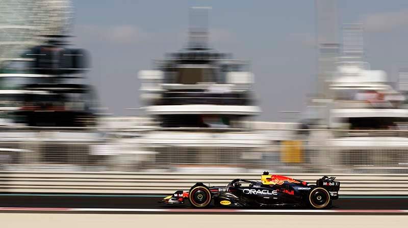YAS MARINA CIRCUIT, UNITED ARAB EMIRATES - DECEMBER 07: Max Verstappen, Red Bull Racing RB20 during the Abu Dhabi GP at Yas Marina Circuit on Saturday December 07, 2024 in Abu Dhabi, United Arab Emirates. (Photo by Zak Mauger / LAT Images)