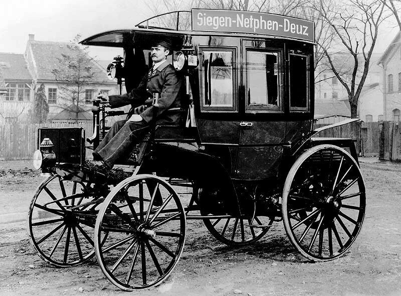 Benz Omnibus mit Platz für acht Personen und 3,7 kW (5 PS) starkem Einzylinder-Viertaktmotor. Er wird ab 18. März 1895 von der „Netphener Omnibus-Gesellschaft“ im Liniendienst zwischen den Städten Siegen, Netphen und Deuz eingesetzt. (Fotosignatur der Mercedes-Benz Classic Archive: 57281) 

Benz bus with room for eight passengers and a 3.7 kW (5 hp) single-cylinder four-stroke engine. From 18 March 1895, it was used by the “Netphener-Omnibus-Gesellschaft” on regular services between the towns of Siegen, Netphen and Deuz. (Photo index number in the Mercedes-Benz Classic Archives: 57281)