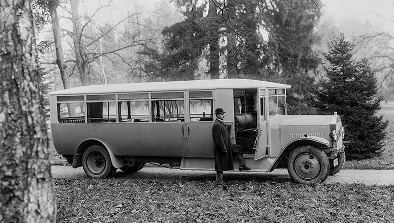 Benz-Gaggenau 2 CNb, Niederrahmen-Überlandomnibus, Foto aus dem Jahr 1926. Das von Benz & Cie. im Juni 1925 eingeführte Niederrahmenkonzept für Busse bietet einen neuen Fahr- und Einstiegskomfort. (Fotosignatur der Mercedes-Benz Classic Archive: G6252) 

Benz-Gaggenau 2 CNb low-frame overland bus, photo from 1926. The low-frame concept for buses introduced by Benz & Cie. in June 1925 offered a new level of ride and boarding comfort. (Photo index number in the Mercedes-Benz Classic Archives: G6252)