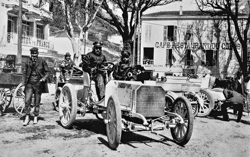Mercedes 35 PS, der erste Mercedes und das erste moderne Automobil der Geschichte. Foto des Mercedes 35 PS Rennwagens des Barons Henri de Rothschild beim Bergrennen Nizza–La Turbie am 29. März 1901 während der Woche von Nizza, 25. bis 29. März 1901. Am Steuer Wilhelm Werner. (Fotosignatur der Mercedes-Benz Classic Archive: C31392) 

Mercedes 35 PS, the first Mercedes and the first modern car in history. Photo of Baron Henri de Rothschild’s Mercedes 35 PS racing car at the Nice-La Turbie hill climb on 29 March 1901 during Nice Week, 25 to 29 March 1901. Wilhelm Werner at the wheel. (Photo index number in the Mercedes-Benz Classic Archives: C31392)