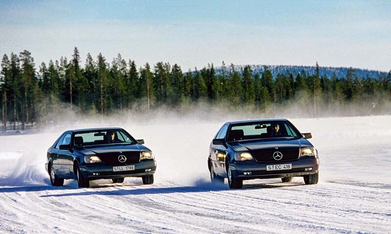 Mercedes-Benz S-Klasse Coupé der Baureihe 140 mit (rechts) und ohne Elektronischem Stabilitätsprogramm ESP®. Foto aus dem Jahr 1994 bei Tests in Arjeplog, Schweden. (Fotosignatur der Mercedes-Benz Classic Archive: A94F377) 

Mercedes-Benz S-Class Coupé of the 140 model series with (right) and without ESP® Electronic Stability Program. Photo taken in 1994 during tests in Arjeplog, Sweden. (Photo index number in the Mercedes-Benz Classic Archives: A94F377)