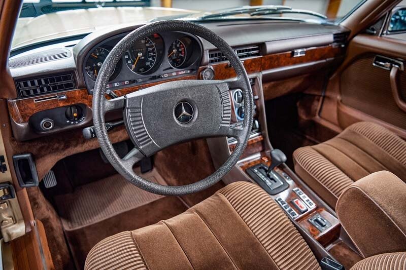 Mercedes-Benz 450 SEL 6.9 der Baureihe 116. Detailaufnahme des Cockpits aus dem Jahr 2022. (Fotosignatur der Mercedes-Benz Classic Archive: D783222) 

Mercedes-Benz 450 SEL 6.9 of the 116 model series. Detailed view of the cockpit from the year 2022. (Photo index number in the Mercedes-Benz Classic Archive: D783222)