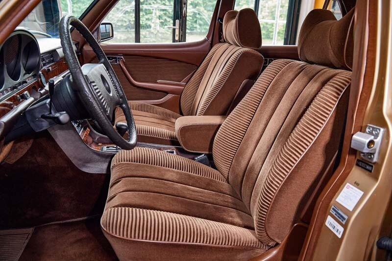 Mercedes-Benz 450 SEL 6.9 der Baureihe 116. Interieuraufnahme mit Cockpit aus dem Jahr 2022. (Fotosignatur der Mercedes-Benz Classic Archive: D783233) 

Mercedes-Benz 450 SEL 6.9 of the 116 model series. Interior shot with cockpit from the year 2022. (Photo index number in the Mercedes-Benz Classic Archive: D783233)