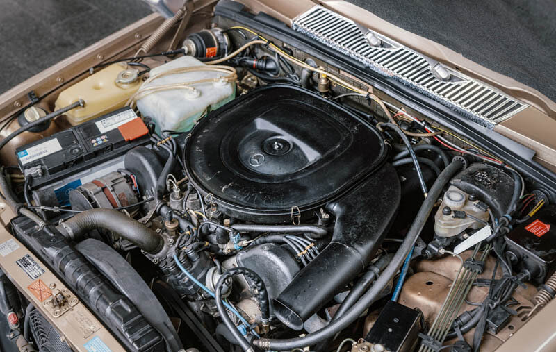 Mercedes-Benz 450 SEL 6.9 der Baureihe 116. Detailaufnahme des Motorraums mit dem V8-Motor M 100 E 69 aus dem Jahr 2022. (Fotosignatur der Mercedes-Benz Classic Archive: D687937) 

Mercedes-Benz 450 SEL 6.9 of the 116 model series. Detailed view of the engine compartment with V8 engine M 100 E 69 from the year 2022. (Photo index number in the Mercedes-Benz Classic Archive: D687937)