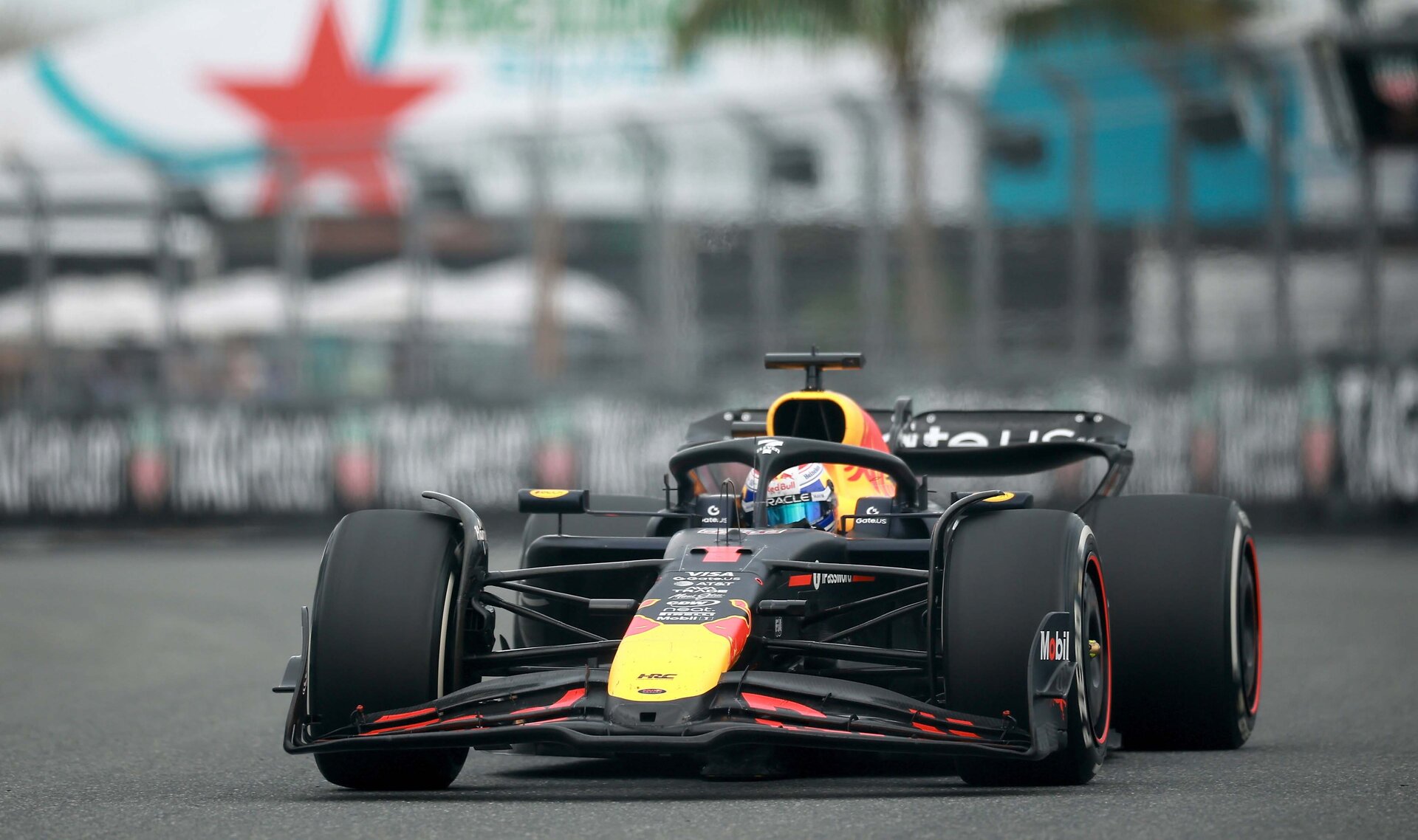 MIAMI, FLORIDA - MAY 04: Max Verstappen of the Netherlands driving the (1) Oracle Red Bull Racing RB21 on track during the F1 Grand Prix of Miami at Miami International Autodrome on May 04, 2025 in Miami, Florida. (Photo by Hector Vivas/Getty Images) // Getty Images / Red Bull Content Pool // SI202505043346 // Usage for editorial use only //
