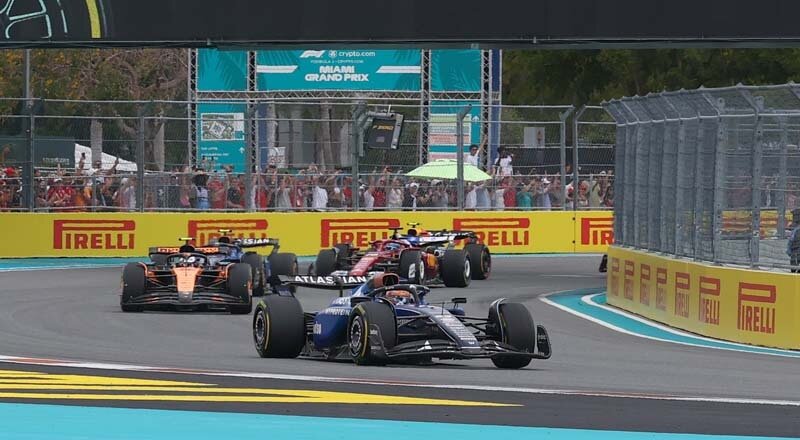 MIAMI, FLORIDA - MAY 04: Alexander Albon of Thailand driving the (23) Williams FW47 Mercedes leads Lando Norris of Great Britain driving the (4) McLaren MCL39 Mercedes and Carlos Sainz of Spain driving the (55) Williams FW47 Mercedes on track during the F1 Grand Prix of Miami at Miami International Autodrome on May 04, 2025 in Miami, Florida. (Photo by Zak Mauger/LAT Images)