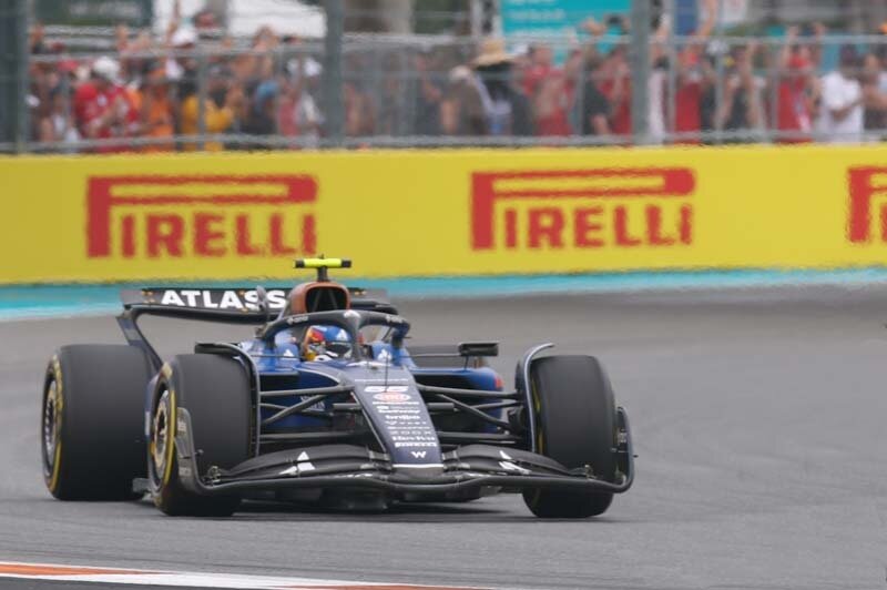 MIAMI, FLORIDA - MAY 04: Lando Norris of Great Britain driving the (4) McLaren MCL39 Mercedes leads Carlos Sainz of Spain driving the (55) Williams FW47 Mercedes and Charles Leclerc of Monaco driving the (16) Scuderia Ferrari SF-25 on track during the F1 Grand Prix of Miami at Miami International Autodrome on May 04, 2025 in Miami, Florida. (Photo by Zak Mauger/LAT Images)