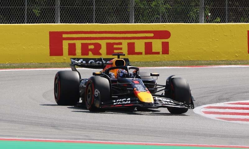 BARCELONA, SPAIN - MAY 31: Max Verstappen of the Netherlands driving the (1) Oracle Red Bull Racing RB21 on track during qualifying ahead of the F1 Grand Prix of Spain at Circuit de Barcelona-Catalunya on May 31, 2025 in Barcelona, Spain. (Photo by Steven Tee/LAT Images)