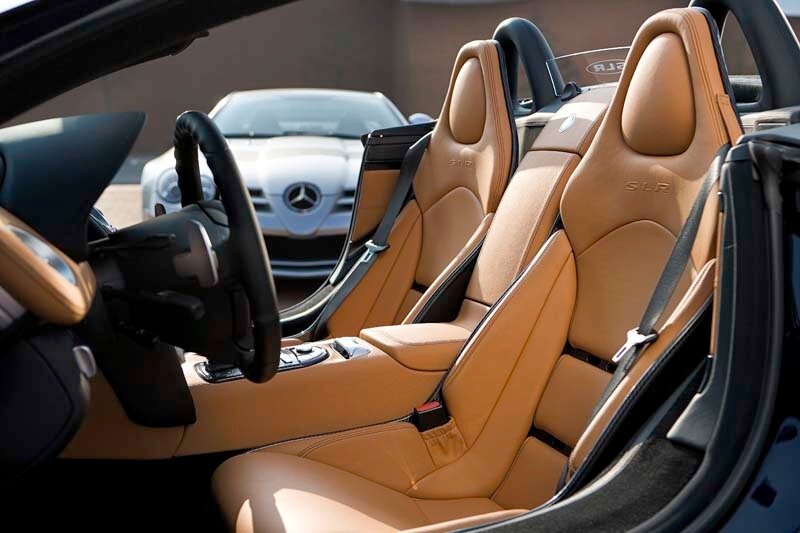 Mercedes-Benz SLR McLaren Roadster (Baureihe 199). Detailaufnahme des Innenraums aus dem Jahr 2007. (Fotosignatur der Mercedes-Benz Classic Archive: 00217220) 

Mercedes-Benz SLR McLaren Roadster (model series 199). Close-up of the interior taken in 2007. (Photo index number in the Mercedes-Benz Classic Archive: 00217220)