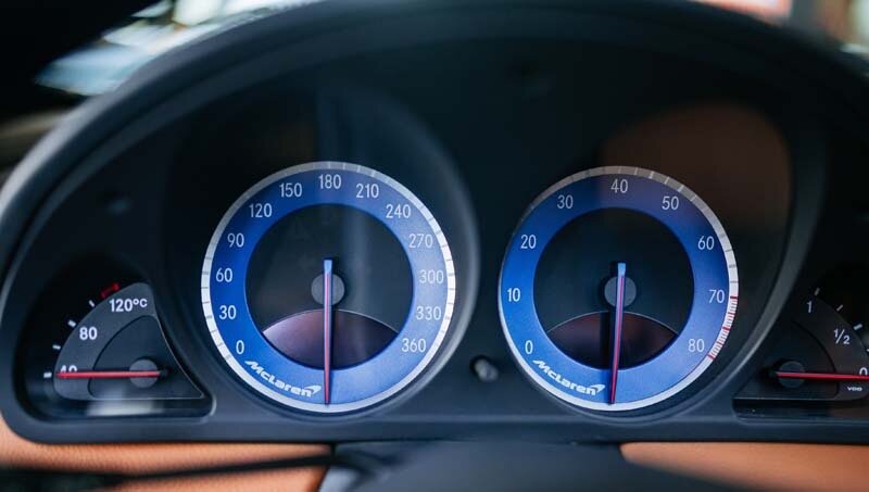 Mercedes-Benz Museum, Raum Collection 5: Sonderausstellung „Youngtimer“. Mercedes-Benz SLR McLaren Roadster (Baureihe 199) auf der Themeninsel „Supersonic“. Detailaufnahme der Anzeigen von Tacho und Drehzahlmesser als analoge Rundinstrumente im Cockpit. Foto: Thomas Niedermüller. (Fotosignatur der Mercedes-Benz Classic Archive: D854714) 

Mercedes-Benz Museum, Collection Room 5: Special “Youngtimer” exhibition. Mercedes-Benz SLR McLaren Roadster (model series 199) on the “Supersonic” theme island. Close-up of the speedometer and rev counter displays as analogue dial instruments in the cockpit. Photo: Thomas Niedermüller. (Photo index number in the Mercedes-Benz Classic Archive: D854714)