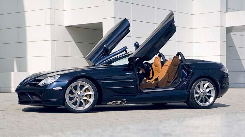 Mercedes-Benz SLR McLaren Roadster (Baureihe 199). Exterieuraufnahme von links mit geöffneten Türen aus dem Jahr 2007. (Fotosignatur der Mercedes-Benz Classic Archive: 00217222) 

Mercedes-Benz SLR McLaren Roadster (model series 199). Exterior photo from the left with open doors taken in 2007. (Photo index number in the Mercedes-Benz Classic Archive: 00217222)