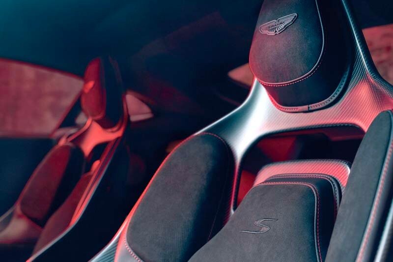 aston martin vantage S_4