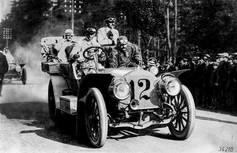 Erste Herkomer-Konkurrenz, 10. bis 17. August 1905. Gesamtsieger Edgar Ladenburg mit seinem Mercedes 40 PS mit der Startnummer 12. (Fotosignatur der Archive von Mercedes-Benz Classic: 34210) 

First “Herkomer-Konkurrenz” rally, 10 to 17 August 1905. Overall winner Edgar Ladenburg with his Mercedes 40 PS with starting number 12. (Photo index number in the Mercedes-Benz Classic Archive: 34210)