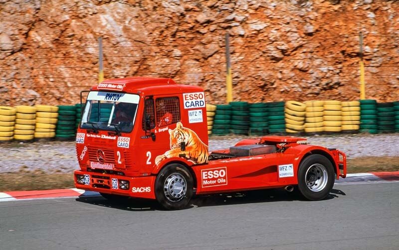 Slim Borgudd, Truck-Race-Europameister der Saison 1995, in einem Mercedes-Benz 1834 S Super-Race-Truck. (Fotosignatur der Archive von Mercedes-Benz Classic: A95F1010) 

Slim Borgudd, European Truck Race Champion of the 1995 season, in a Mercedes-Benz 1834 S Super Race Truck. (Photo index number in the Mercedes-Benz Classic Archive: A95F1010)