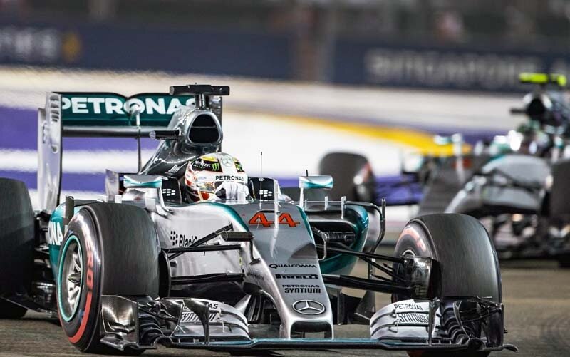 Lewis Hamilton im Mercedes F1 W06 Hybrid Formel 1-Rennwagen mit der Startnummer 44 vor seinem Teamkollegen Nico Rosberg mit der Startnummer 6 beim Großen Preis von Singapur am 20. September 2015. Hamilton wird 2015 zum dritten Mal Formel 1-Weltmeister, zum zweiten Mal in Folge mit dem Werksteam von Mercedes-Benz. (Fotosignatur der Archive von Mercedes-Benz Classic: sne29089) 

Lewis Hamilton in the Mercedes F1 W06 Hybrid Formula 1 racing car with starting number 44 in front of his teammate Nico Rosberg with starting number 6 at the Singapore Grand Prix on 20 September 2015. Hamilton becomes Formula 1 World Champion for the third time in 2015, for the second time in a row with the Mercedes-Benz works team. (Photo index number in the Mercedes-Benz Classic Archive: sne29089)
