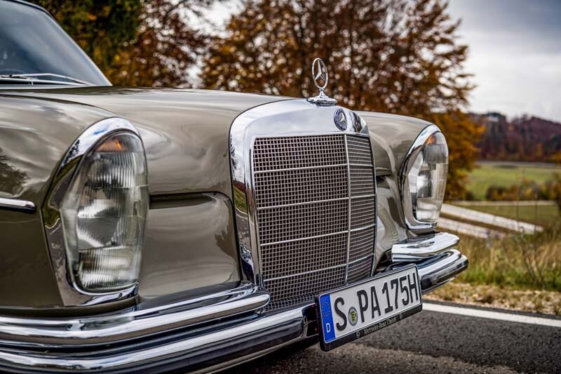 Mercedes-Benz 250 SE der Baureihe 108. Detailaufnahme der Fahrzeugfront aus dem Jahr 2020. (Fotosignatur der Archive von Mercedes-Benz Classic: D694926) 

Mercedes-Benz 250 SE of the 108 model series. Close-up shot of the vehicle front from the year 2020. (Photo index number in the Mercedes-Benz Classic Archive: D694926)