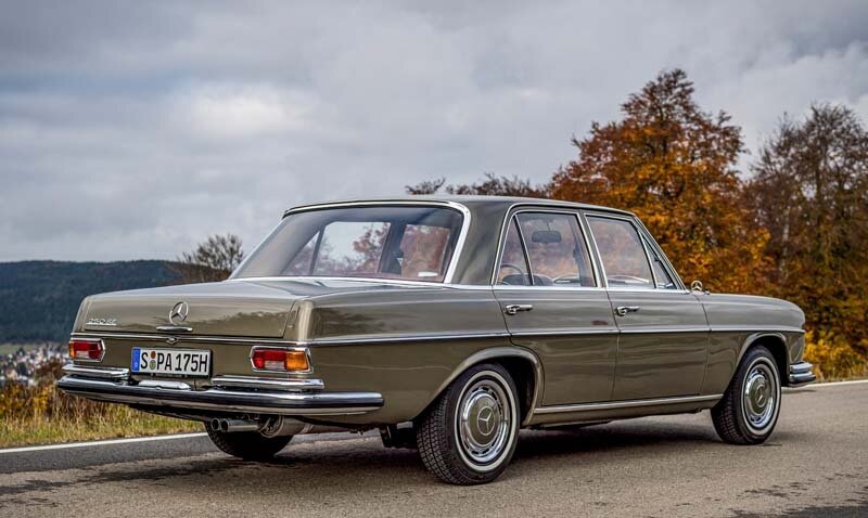 Mercedes-Benz 250 SE der Baureihe 108. Exterieuraufnahme von rechts hinten aus dem Jahr 2020. (Fotosignatur der Archive von Mercedes-Benz Classic: D694917) 

Mercedes-Benz 250 SE of the 108 model series. Exterior shot from the rear right from the year 2020. (Photo index number in the Mercedes-Benz Classic Archive: D694917)