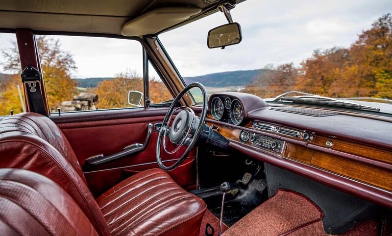 Mercedes-Benz 250 SE der Baureihe 108. Interieuraufnahme aus Perspektive des Beifahrers aus dem Jahr 2020. (Fotosignatur der Archive von Mercedes-Benz Classic: D694918) 

Mercedes-Benz 250 SE of the 108 model series. Interior shot from the passenger’s perspective from the year 2020. (Photo index number in the Mercedes-Benz Classic Archive: D694918)