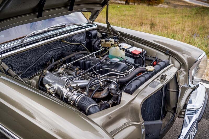 Mercedes-Benz 250 SE der Baureihe 108. Aufnahme des Motorraums aus dem Jahr 2020. (Fotosignatur der Archive von Mercedes-Benz Classic: D694905) 

Mercedes-Benz 250 SE of the 108 model series. Shot of the engine compartment from the year 2020. (Photo index number in the Mercedes-Benz Classic Archive: D694905)