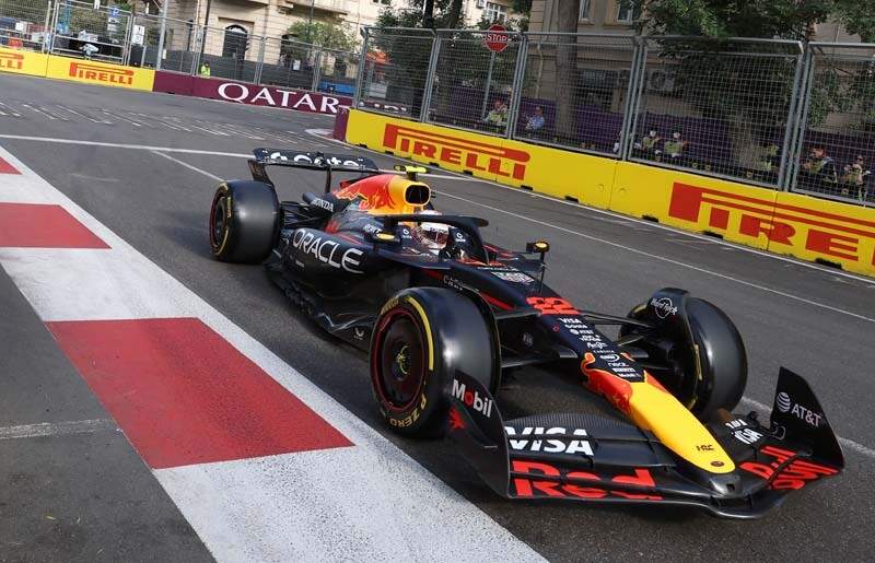 BAKU, AZERBAIJAN - SEPTEMBER 20: Yuki Tsunoda of Japan driving the (22) Oracle Red Bull Racing RB21 on track during qualifying ahead of the F1 Grand Prix of Azerbaijan at Baku City Circuit on September 20, 2025 in Baku, Azerbaijan. (Photo by Steven Tee/LAT Images)