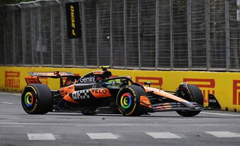 BAKU, AZERBAIJAN - SEPTEMBER 21: Lando Norris of Great Britain driving the (4) McLaren MCL39 Mercedes on track during the F1 Grand Prix of Azerbaijan at Baku City Circuit on September 21, 2025 in Baku, Azerbaijan. (Photo by Simon Galloway/LAT Images)