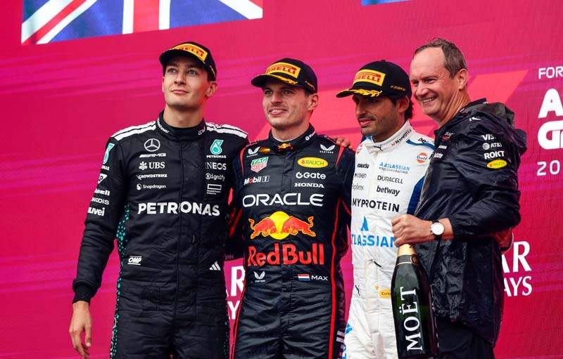 BAKU, AZERBAIJAN - SEPTEMBER 21: Race winner Max Verstappen of the Netherlands and Oracle Red Bull Racing, Second placed George Russell of Great Britain and Mercedes AMG Petronas F1 Team, Third placed Carlos Sainz of Spain and Williams and Paul Monaghan, Head of Car Engineering of Oracle Red Bull Racing celebrate on the podium during the F1 Grand Prix of Azerbaijan at Baku City Circuit on September 21, 2025 in Baku, Azerbaijan. (Photo by Andy Hone/LAT Images)