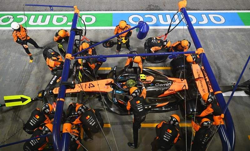 SINGAPORE, SINGAPORE - OCTOBER 05: Lando Norris of Great Britain driving the (4) McLaren MCL39 Mercedes makes a pitstop during the F1 Grand Prix of Singapore at Marina Bay Street Circuit on October 05, 2025 in Singapore, Singapore. (Photo by Pauline Ballet/Getty Images)