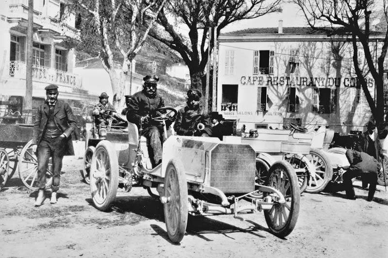 Mercedes 35 PS Rennwagen des Barons Henri de Rothschild beim Bergrennen Nizza–La Turbie am 29. März 1901 im Rahmen der Woche von Nizza vom 25. bis 29. März 1901. Der markante Bienenwabenkühler prägt die Front des Fahrzeugs. (Fotosignatur der Mercedes-Benz Classic Archive: C31392) 

Mercedes 35 hp racing car belonging to Baron Henri de Rothschild at the Nice–La Turbie hillclimb on 29 March 1901, part of the Nice Race Week (25 to 29 March 1901). The distinctive honeycomb radiator defines the vehicle’s front. (Photo index number in the Mercedes-Benz Classic Archive: C31392)