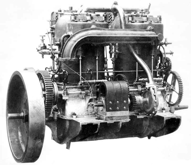 Mercedes 35 PS Vierzylinder-Hochleistungsmotor. Studioaufnahme aus dem Jahr 1900. (Fotosignatur der Mercedes-Benz Classic Archive: 1989M1374) Mercedes 35 hp four-cylinder high-performance engine. Studio shot from 1900. (Photo index number in the Mercedes-Benz Classic Archive: 1989M1374)
