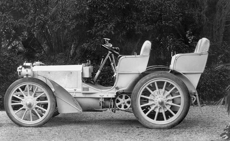 Mercedes 35 PS, aufgenommen im Garten von Emil Jellineks Villa an der Promenade des Anglais in Nizza. Foto aus dem Jahr 1901. Am 22. November 1900 wird das erste Exemplar des ersten modernen Automobils bei der Daimler-Motoren-Gesellschaft in Cannstatt fertiggestellt und am 22. Dezember 1900 an Emil Jellinek nach Nizza versandt. (Fotosignatur der Mercedes-Benz Classic Archive: 1972M89) 

Mercedes 35 hp, photographed in the garden of Emil Jellinek’s villa on the Promenade des Anglais in Nice in 1901. The first example of the modern automobile was completed at Daimler-Motoren-Gesellschaft in Cannstatt on 22 November 1900 and shipped to Emil Jellinek in Nice on 22 December 1900. (Photo index number in the Mercedes-Benz Classic Archive: 1972M89)