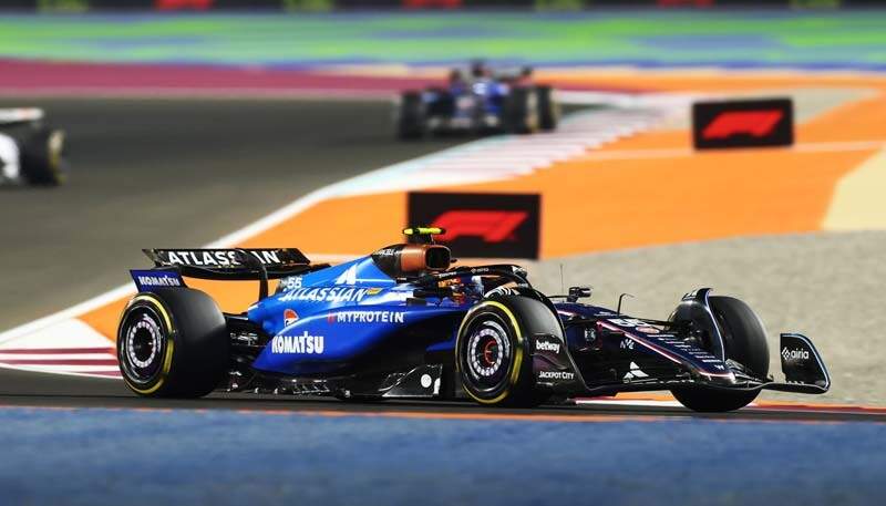 LUSAIL CITY, QATAR - NOVEMBER 29: Carlos Sainz of Spain driving the (55) Williams FW47 Mercedes on track during the Sprint ahead of the F1 Grand Prix of Qatar at Lusail International Circuit on November 29, 2025 in Lusail City, Qatar. (Photo by Zak Mauger/LAT Images)